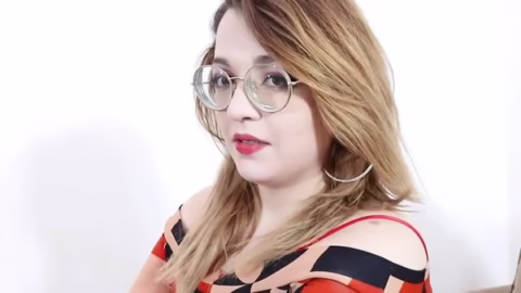 Mulher de óculos dando o cu de 4